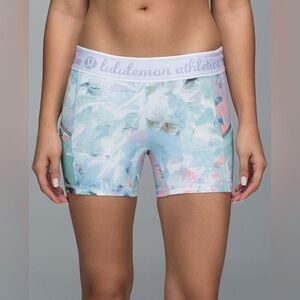 Lululemon women’s what the sport full luxtreme colorful shorts in size US 6